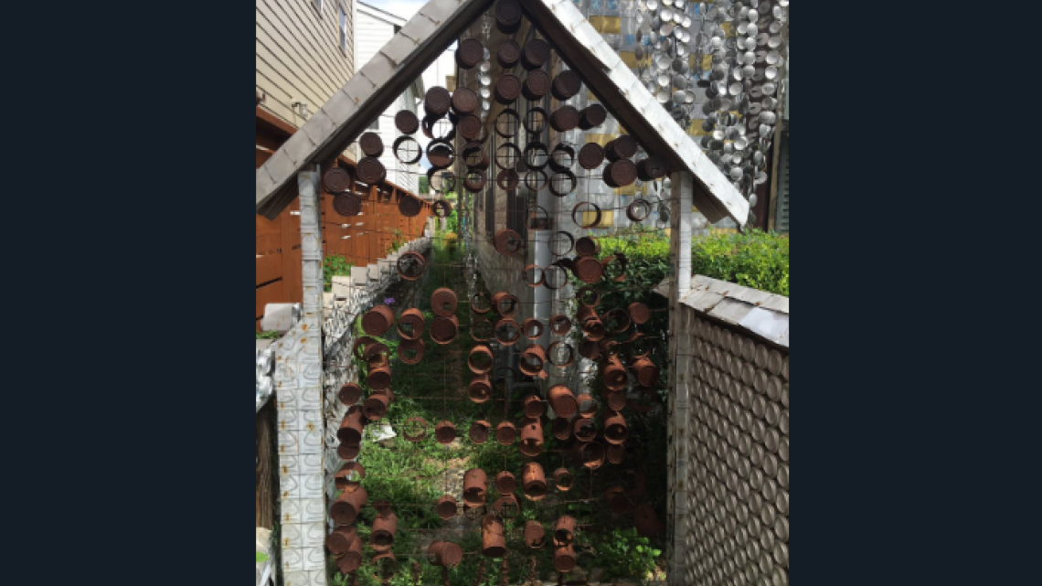 Conoce la casa está construida con latas de cervezas 