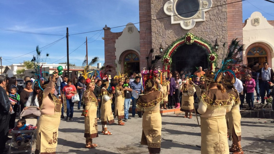 Miles de fieles católicos visitan a la virgen
