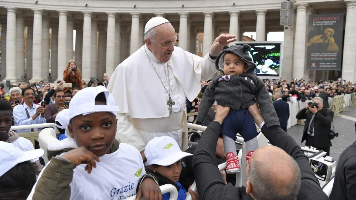 Pasea Papa Francisco con niños migrantes en el Vaticano