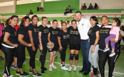 Alcalde protagoniza inauguración de torneo en Río Bravo