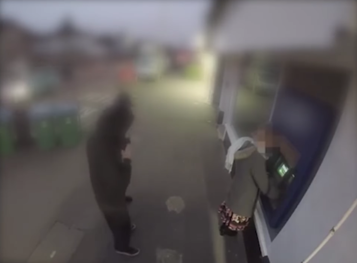 Hombre frustra asalto, noquea a ladrón de un golpe