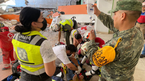 Cae techumbre de escuela y tres mujeres quedan atrapadas