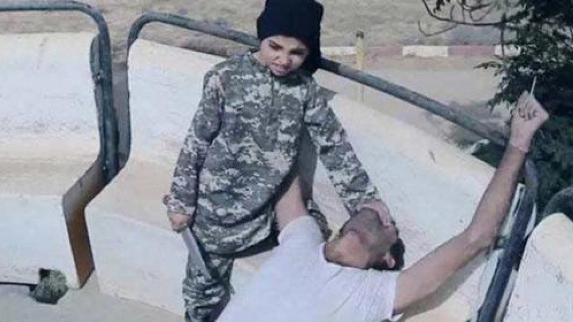 ISIS exhibe a niños cometiendo asesinatos en parque de diversiones