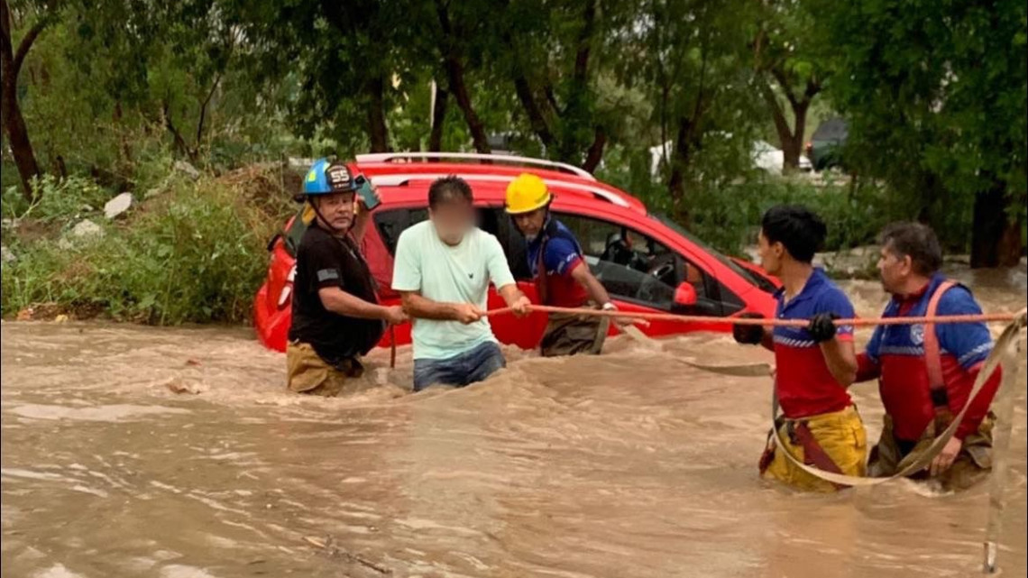 Lluvias desquician tráfico e inundan calles y avenidas en Victoria