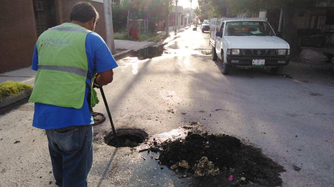 Basura, la causante de taponamientos y brote de aguas residuales