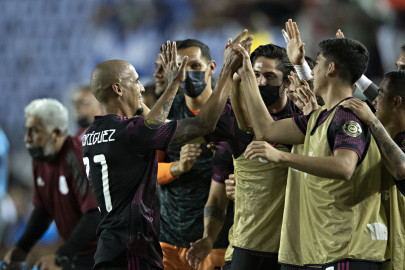 México vence a El Salvador y asegura liderato de grupo en la Copa Oro