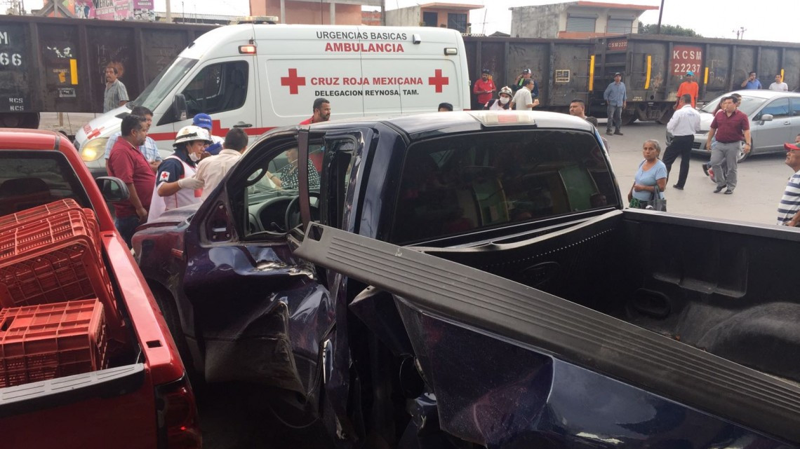 Camioneta quiso ganarle a tren y este la avienta 