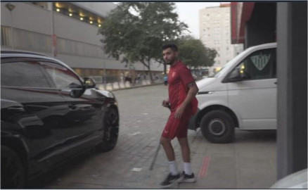 "Tecatito" Corona reaparece sin férula tras su fractura