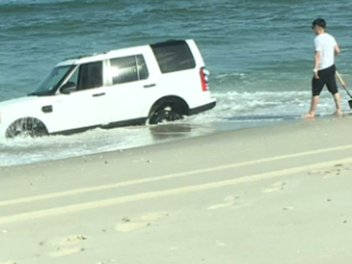 Por un minuto de fama casi pierde su vehículo