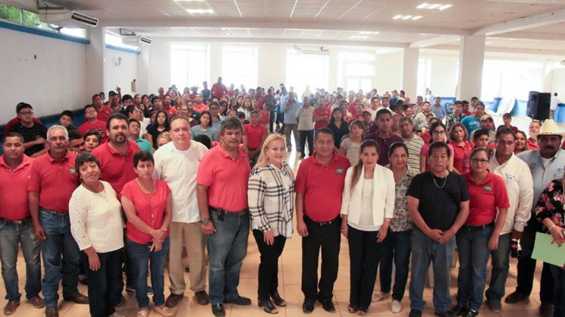 Entrega Alcaldesa becas a hijos de trabajadores sindicalizados