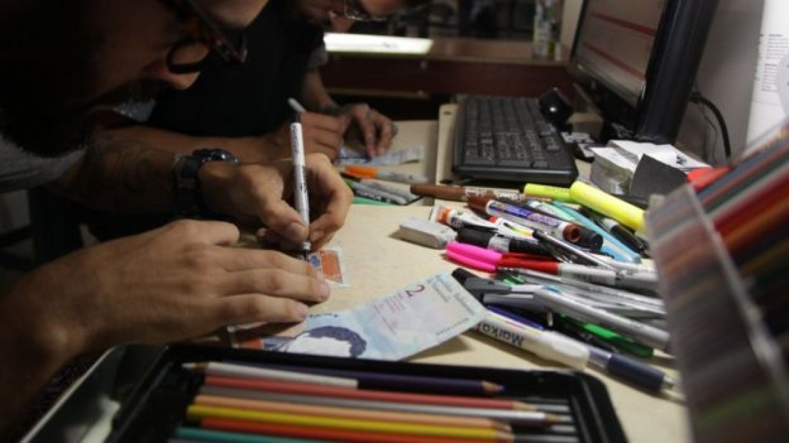 “Intervienen” bolívares en protesta de devaluación