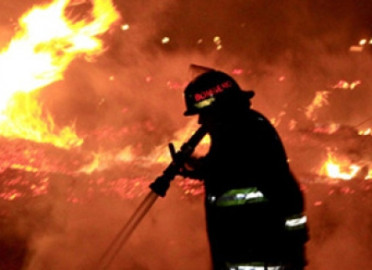 Desalojan a cien personas por incendio en el norte de Italia