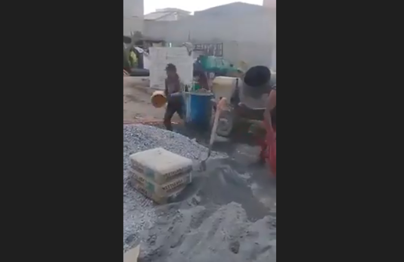 Hombre invidente sorprende en su trabajo de albañil