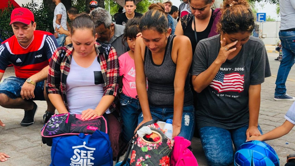 Claman migrantes pidiendo ayuda divina para llegar a EU 