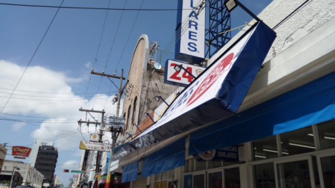Camión de refrescos daña anuncio de una farmacia