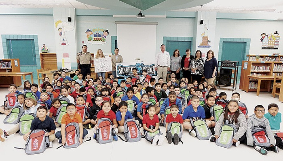 Benefician a 700 alumnos con útiles escolares