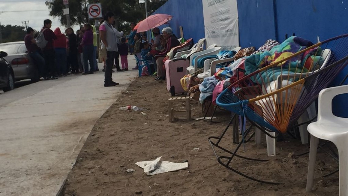 Padres de familia hacen fila para inscribir a sus hijos