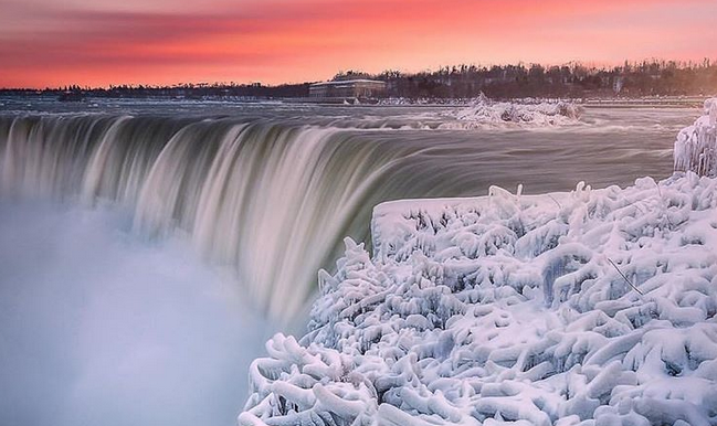 Frío intenso congela las cataratas del Niágara