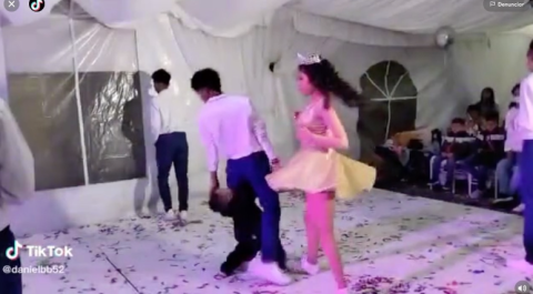 Niño se cruza en baile de XV años, se cae y se vuelve viral