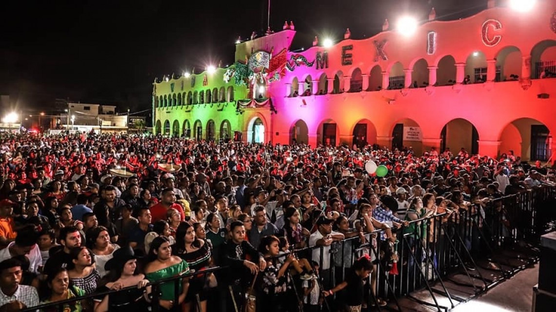 Festejan miles de neolaredenses Grito de Independencia de México   