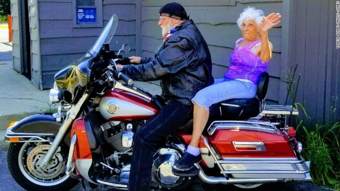Abuelita se hace su primer tatuaje tras salir de cuarentena