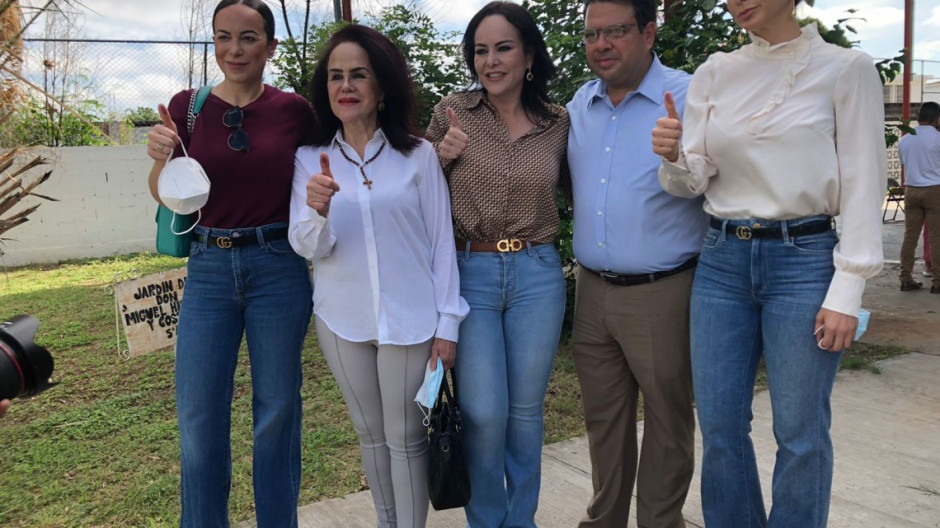 Carmenlilia Canturosas acude a votar junto con su familia