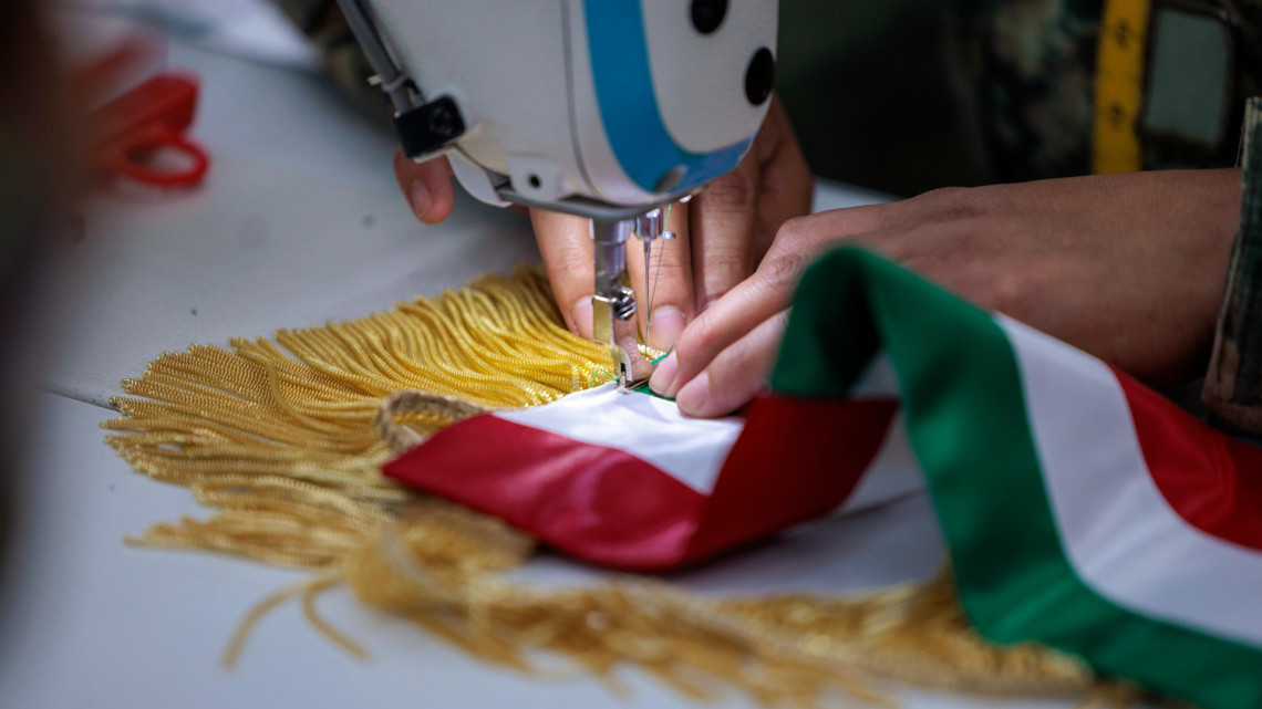  Sheinbaum presenta la banda presidencial que portará en su primer Grito de Independencia