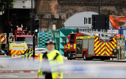 Se registra fuerte incendio en una estación de tren de Londres
