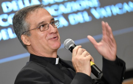 Renuncia ministro de comunicación del Vaticano