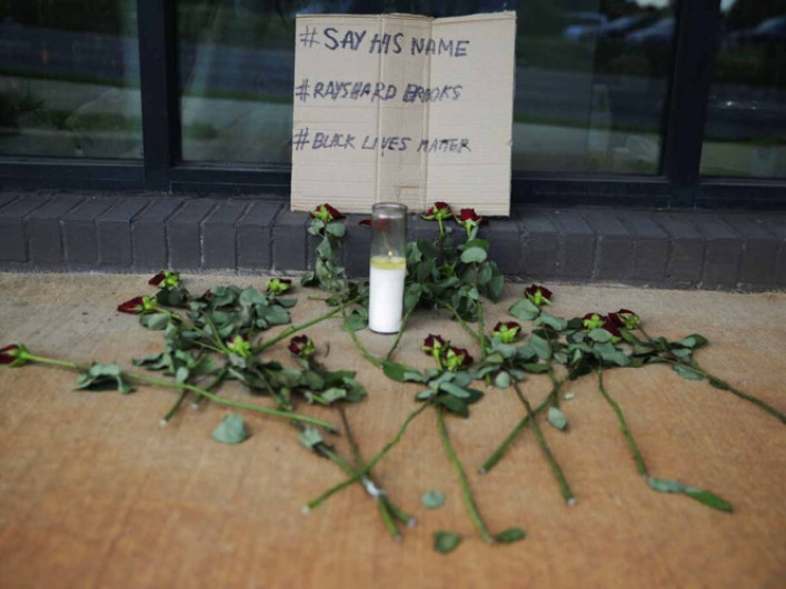 Jefa de policía en Atlanta renuncia luego de muerte de afroamericano