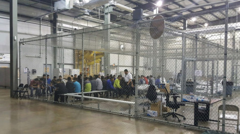 Abrirán centro de detención a migrantes en Texas