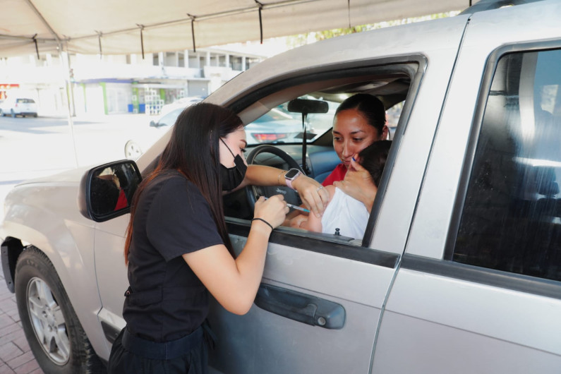 Familias responden al llamado del Gobierno Municipal en exitosa jornada de vacunación Drive Thru contra la influenza