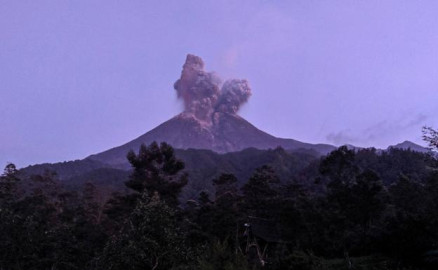 Erupción de volcán Merapi en Indonesia cierra aeropuerto