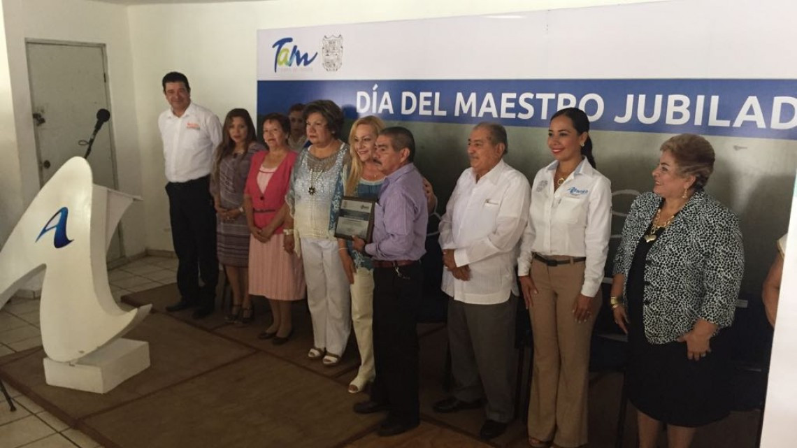 Festejan a maestros, por su trayectoria y forjadores de la sociedad