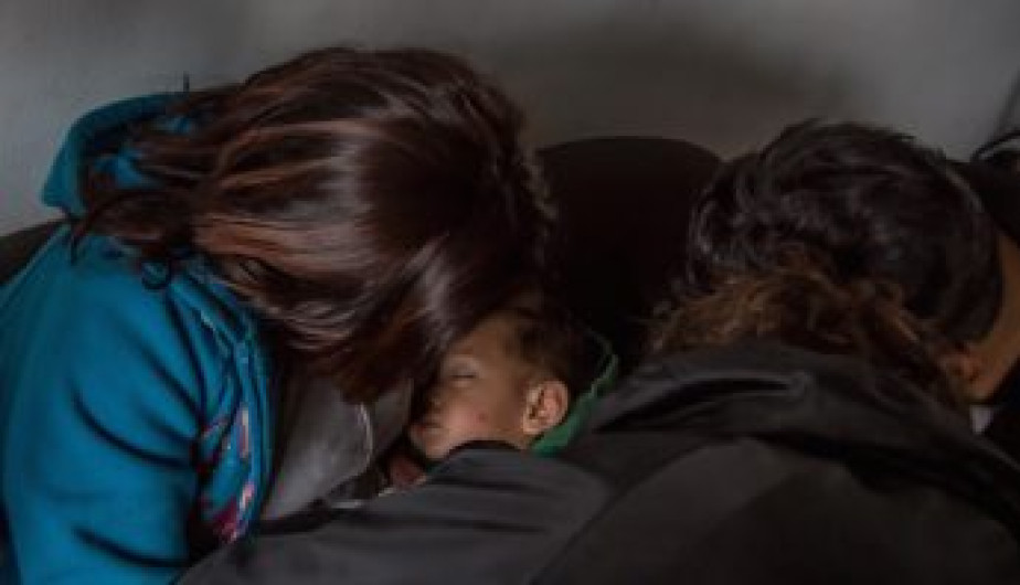 Texas aprueba proyecto “cárceles para bebés” de indocumentados