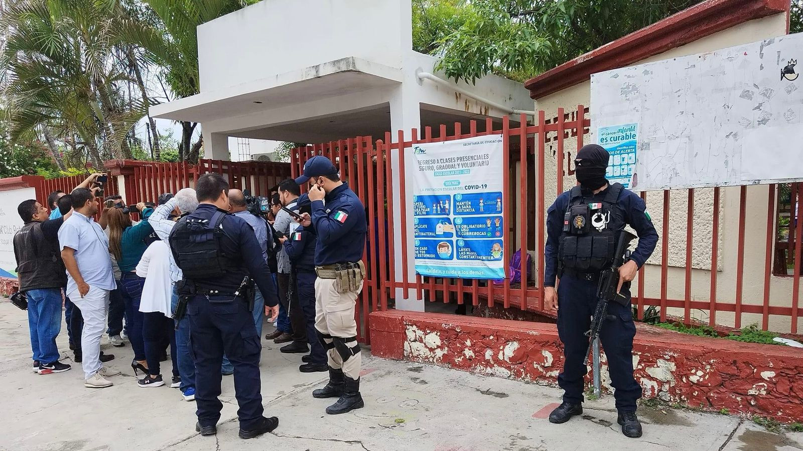 Evacuan a alumnos de primaria por ingreso de hombre armado 