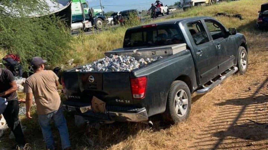 Pobladores roban cervezas de camión volcado en Nuevo Laredo