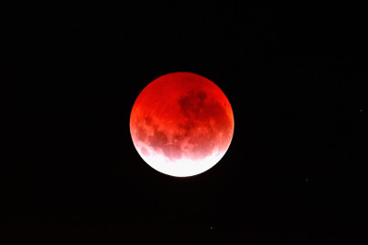 Entérate cuando se podrá ver el “beso” de la Luna y Marte 