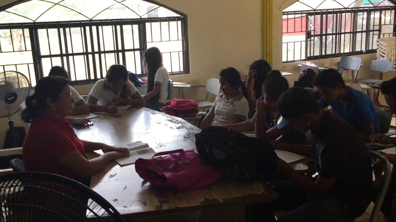 Reciben clases amontonados por carencia de aulas