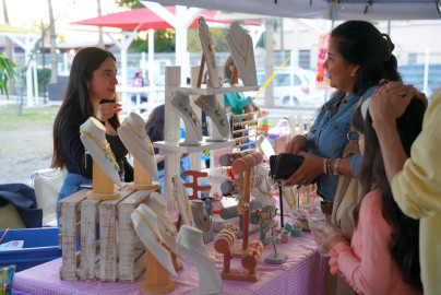 Disfrutan familias de primer “Bazar Emprendedores” del 2025