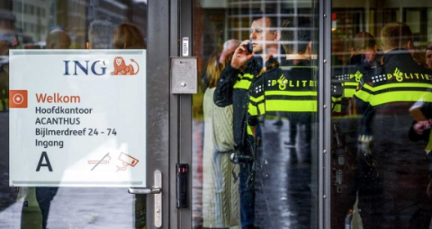 Explota carta bomba en banco en Ámsterdam