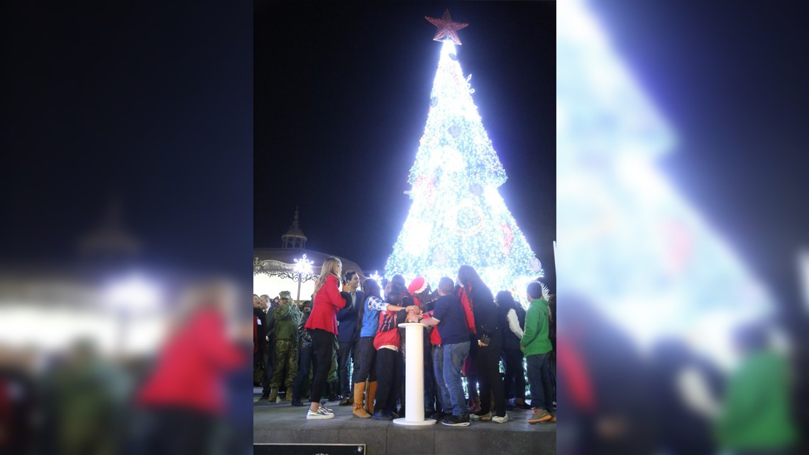 Niños encienden junto con alcaldesa Pino Navideño