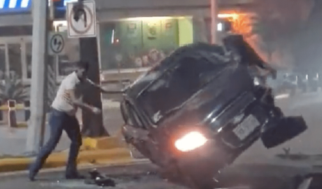 ¿Hulk? Sujeto vuelca y levanta su coche sin ayuda