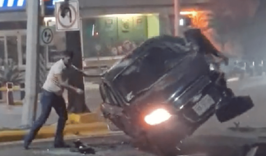 ¿Hulk? Sujeto vuelca y levanta su coche sin ayuda