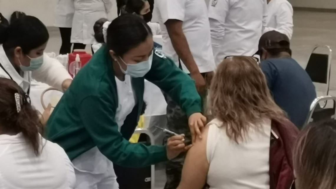 Inicia vacunación de maestros en Victoria 