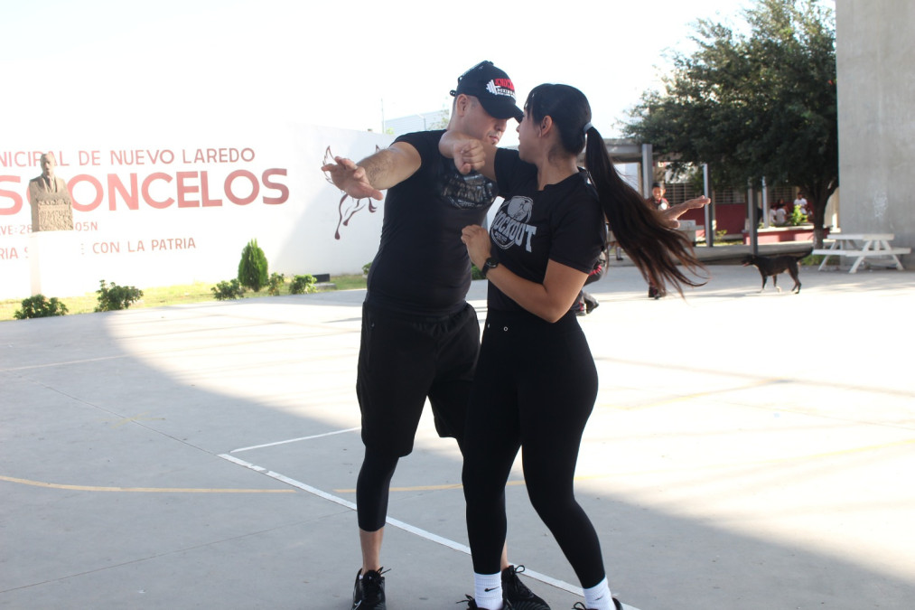 INMUJER Nuevo Laredo imparte taller de defensa personal con alumnas de la preparatoria Municipal