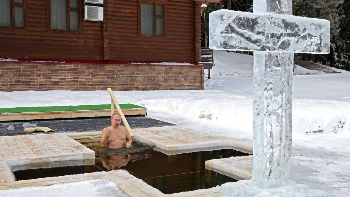 Vladimir Putin se sumerge en agua helada para celebrar la Epifanía ortodoxa