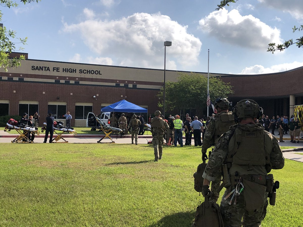 Se registra tiroteo en la escuela Santa Fe de Texas; hay un detenido 