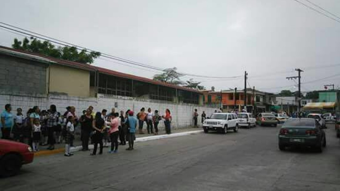 Padres de familia cierran escuela en Tampico 