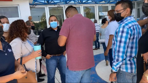 Trabajadores de la junta de conciliación se manifiestan por brote de Covid.